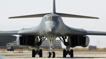 B-1B bombplan kraschar när de landar vid Ellsworth AFB, besättningen kastar ut säkert