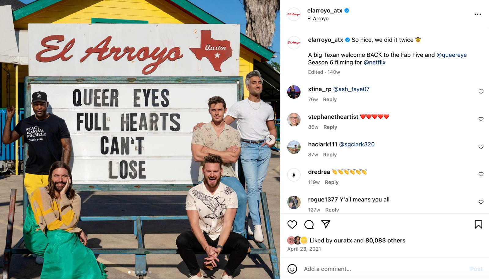 Idei creative de marketing pentru restaurante: Distribuția lui Queer Eye pozează în fața semnului marcajului lui El Arroyo pentru a promova spectacolul.
