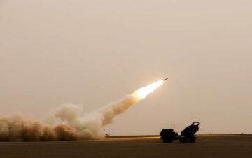 كيف تعمل التكنولوجيا الإيرانية على تمكين الحوثيين من الطائرات بدون طيار والهجمات الصاروخية في البحر الأحمر؟
