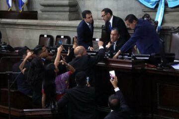 Lễ nhậm chức của tân tổng thống Guatemala lên đến đỉnh điểm thời kỳ căng thẳng và bất ổn cao độ 2
