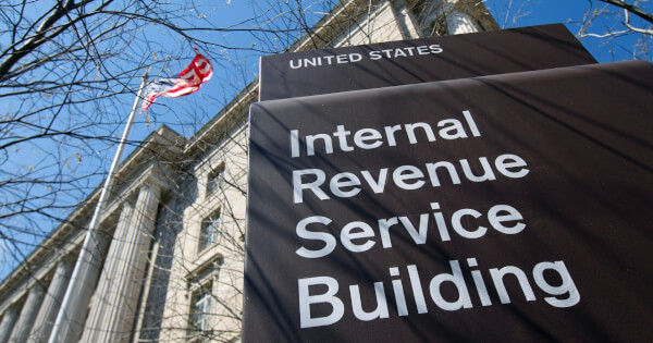 IRS、米国企業への暗号資産報告義務を延期