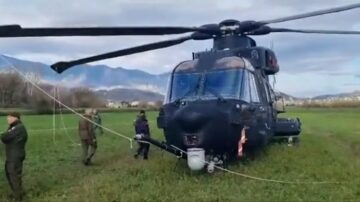 Italialainen HH-101-helikopteri laskeutuu kentälle osuttuaan voimalinjoihin