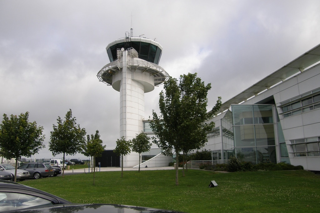Lightning hits Brest control tower: all flights cancelled until Tuesday