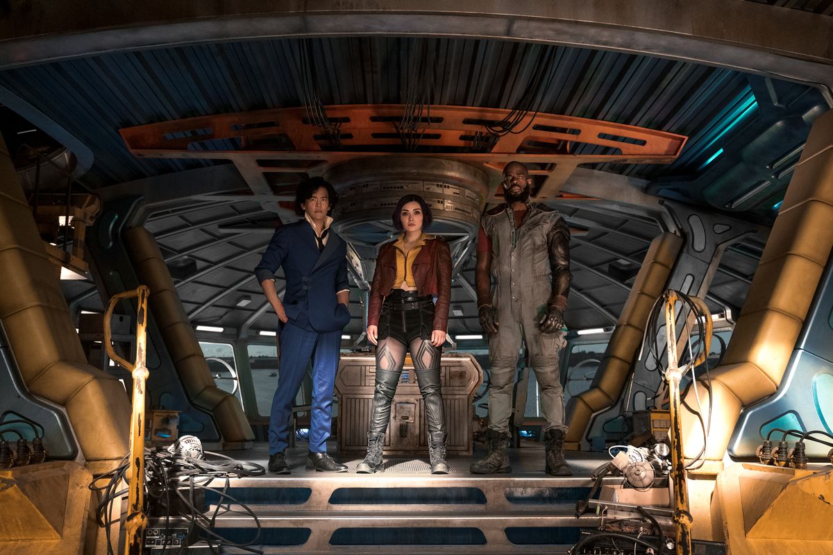 (LR) John Cho, Daniella Pineda ja Mustafa Shakir seisovat avaruusaluksen kannella Cowboy Bebopissa,
