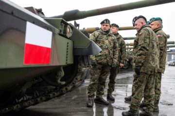 ポーランド首相の旗、数十億ドルの武器でシワシワに 韓国から購入