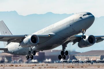 Royal Air Force Airbus A330-200 MRTT returnerer trygt til Nellis Air Force Base, USA etter at dekket sprakk under take-off