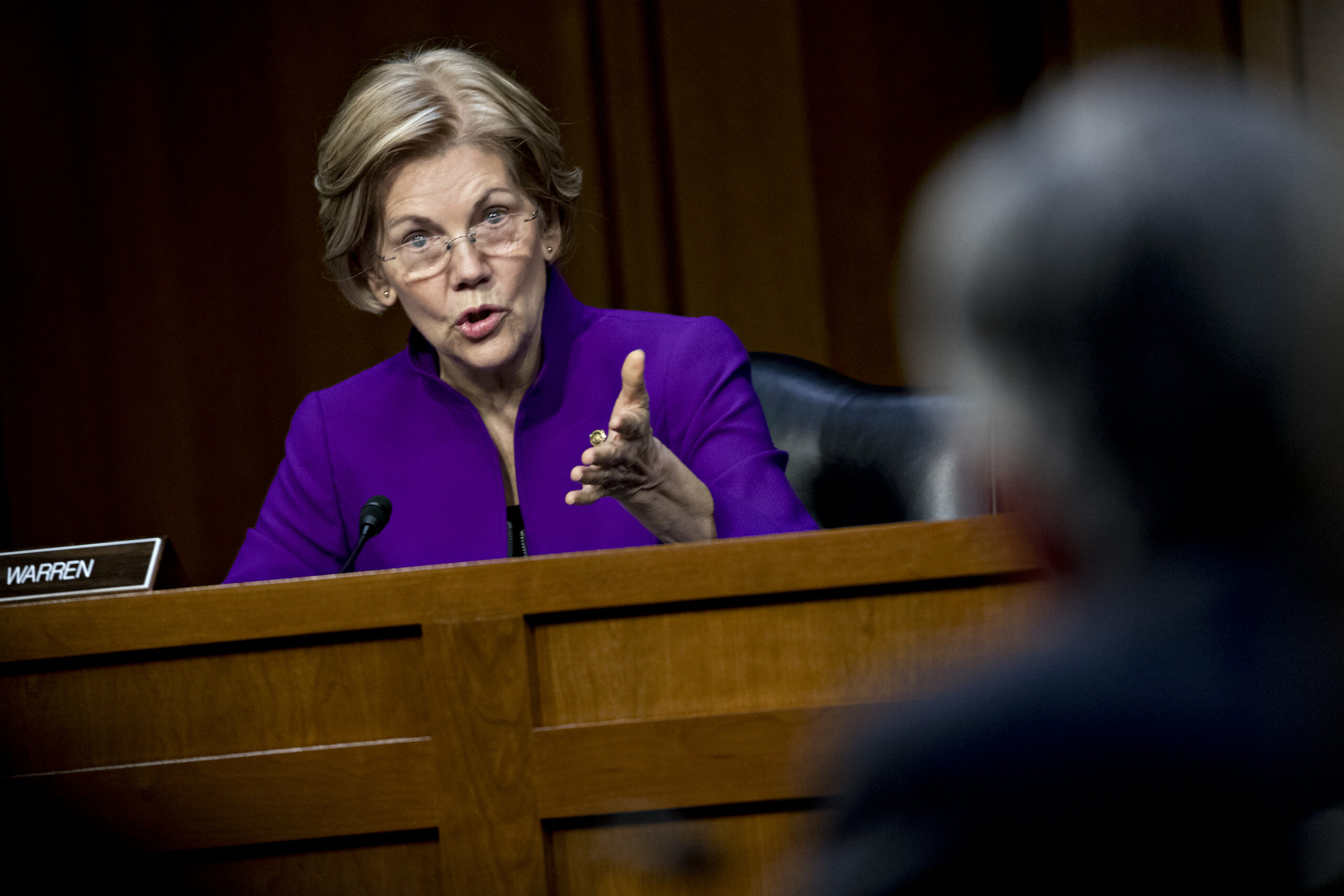 Senator Elizabeth Warren pressar Fed-ordförande Powell att sänka "astronomiska" räntor, lätta på bostadstrycket