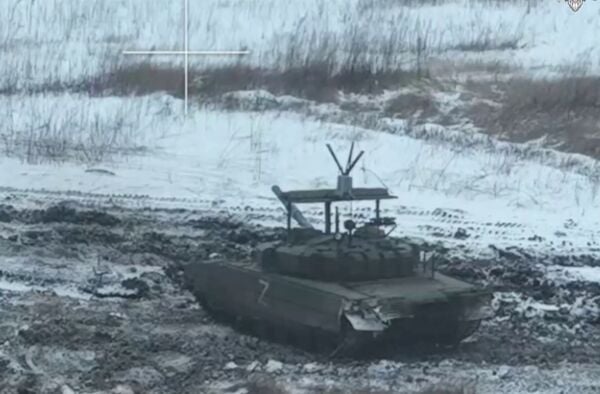 Conflicto en Ucrania: Rusia equipa el tanque T-80BVM con el nuevo C-UAS