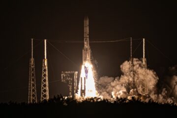 تحتفل ULA بالنجاح من خلال المهمة الافتتاحية لصاروخها فولكان الذي يطلق مركبة هبوط آلية متجهة إلى القمر