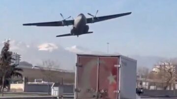 观看土耳其空军 C-160D 在紧急降落前极低地飞越城市上空