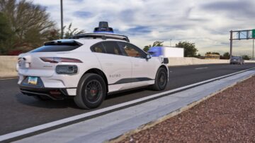Беспилотные автомобили Waymo выезжают на шоссе без безопасности водителей в Аризоне