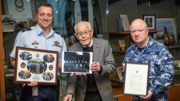 Ο βετεράνος του Β' Παγκοσμίου Πολέμου δίνει δώρα ιστορίας στη βάση RAAF στο Εδιμβούργο