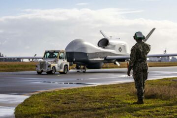 El dron Triton aerotransportado es clave para los objetivos de señales de la Marina, dice Clapperton