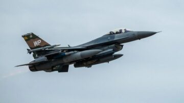 另一架美国F-16在黄海坠毁。飞行员安全弹射。