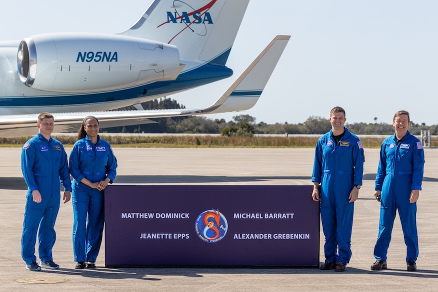 Астронавты и космонавт прибывают в Космический центр Кеннеди перед запуском NASA SpaceX Crew-8