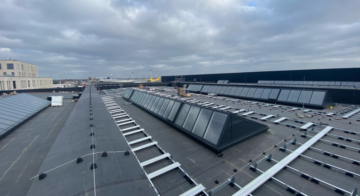 A brüsszeli repülőtér kibővíti a napenergia-kezdeményezést, megduplázza saját napenergia-kapacitását és támogatja a szállítmányozási partnereket