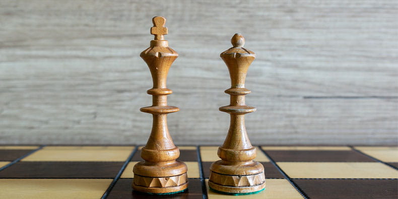 Hvite konge- og dronningssjakkbrikker