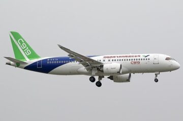 A Boeing és az Airbus dominanciáját megkérdőjelezni kívánó kínai C919 a szingapúri légikiállításon debütál nemzetközi szinten, és 40 repülőgépet ad el a Tibet Airlinesnak.