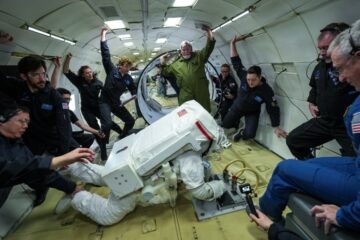 Collins realiza testes do novo traje espacial da estação espacial
