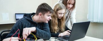 ہائی اسکول میں کمپیوٹر سائنس کورس کی پیشکش مزید طلباء کو ڈگریوں کو کوڈنگ کرنے کی ترغیب دیتی ہے - EdSurge News