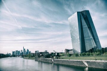 ECB انفجارهای ETF بیت کوین را منفجر کرد: زنگ هشداری برای سرمایه گذاران؟