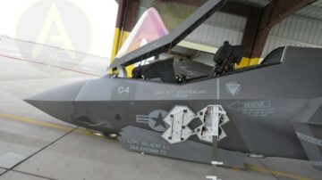 Exclusivo: F-35C do Corpo de Fuzileiros Navais dos EUA sofre colapso do trem de pouso do nariz enquanto estacionado