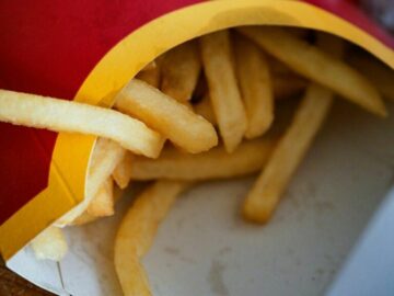 Inflacja fast foodów: rozpakowywanie rosnących kosztów amerykańskich szybkich przekąsek