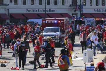 캔자스시티 치프스 슈퍼볼 챔피언십 퍼레이드에서 총격 사건으로 1명이 사망하고 22명이 부상당했습니다.