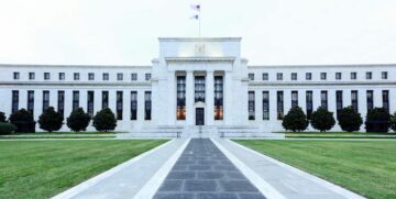 Fed: Việc cắt giảm lãi suất được lên kế hoạch chắc chắn vào tháng 5 có thể bắt đầu chao đảo do lạm phát tái tăng tốc - Commerzbank