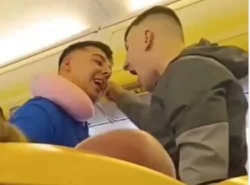 Perkelahian yang melibatkan sundulan dan meludah antara dua bersaudara dalam penerbangan Ryanair ke Kepulauan Canary