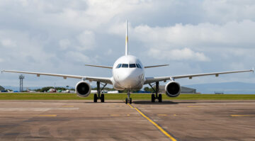 „Całkowicie biały” Airbus A320 Avion Express wypada z pasa startowego na lotnisku w Wilnie