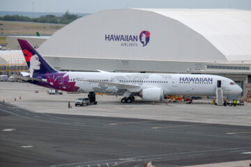 Hawaiian Holdings hissedarları Alaska Air Group'un satın alımını onayladı ve ilk Boeing 787-9 Dreamliner'ı teslim aldı