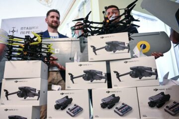 Tukaj je opisano, kako pomagati rešiti problem pomanjkanja dronov v Ukrajini