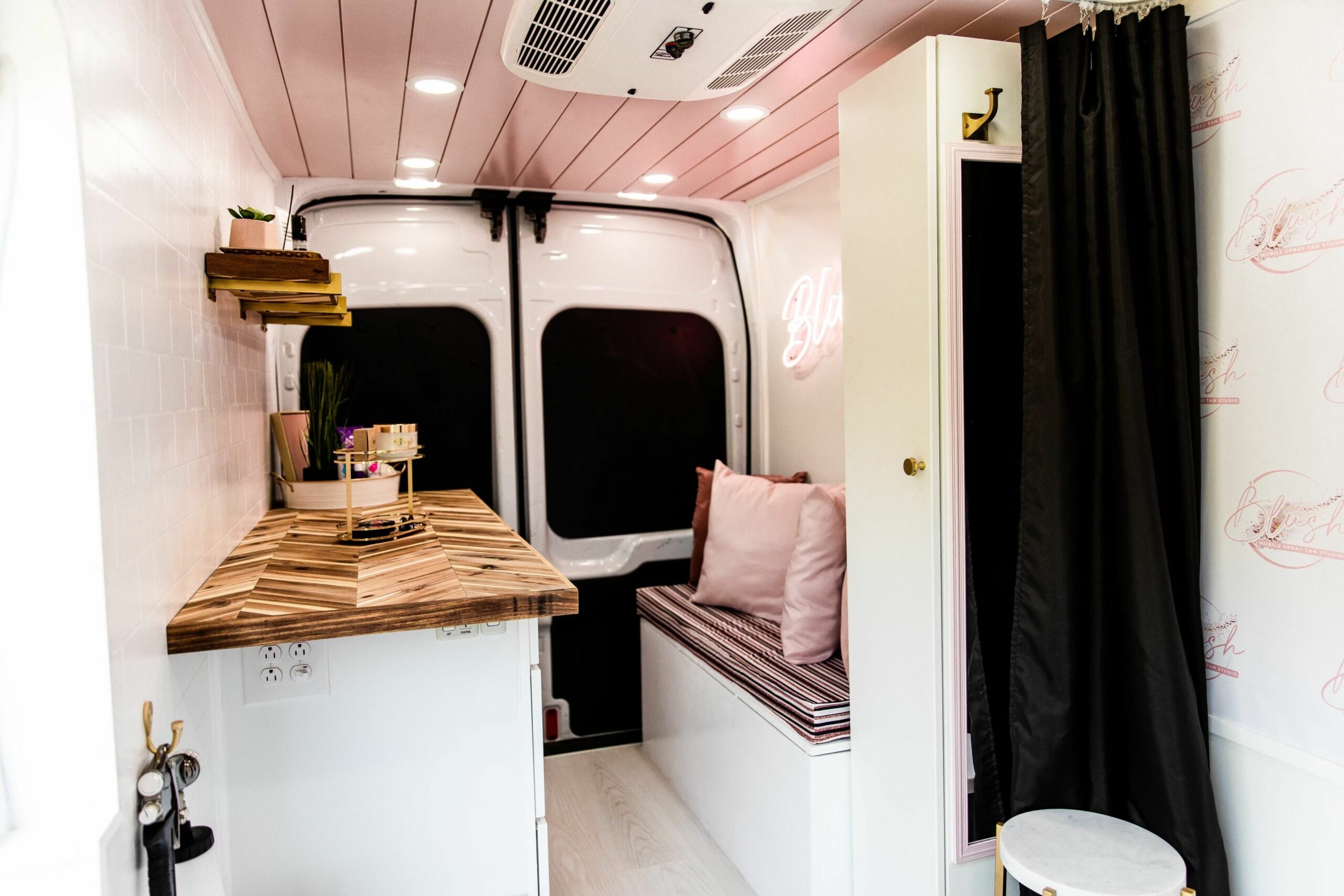 Aus einem Hochdach-Lastwagen wurde ein mobiles Spray Tan Studio, das unternehmerische Träume beflügelt