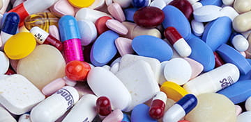 ایک تصویر جس میں کئی مختلف طبی درجے کی دوائیں/گولیاں دکھائی جاتی ہیں۔
