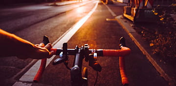 سڑک پر ایک سائیکل سوار کا سامنے کا منظر دکھاتی ہوئی ایک تصویر