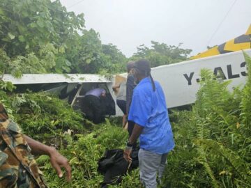 การหลบหนีอย่างน่าอัศจรรย์เมื่อเครื่องบินเล็กตกในวานูอาตู: ผู้โดยสารไม่ได้รับอันตรายท่ามกลางความเสียหายร้ายแรง
