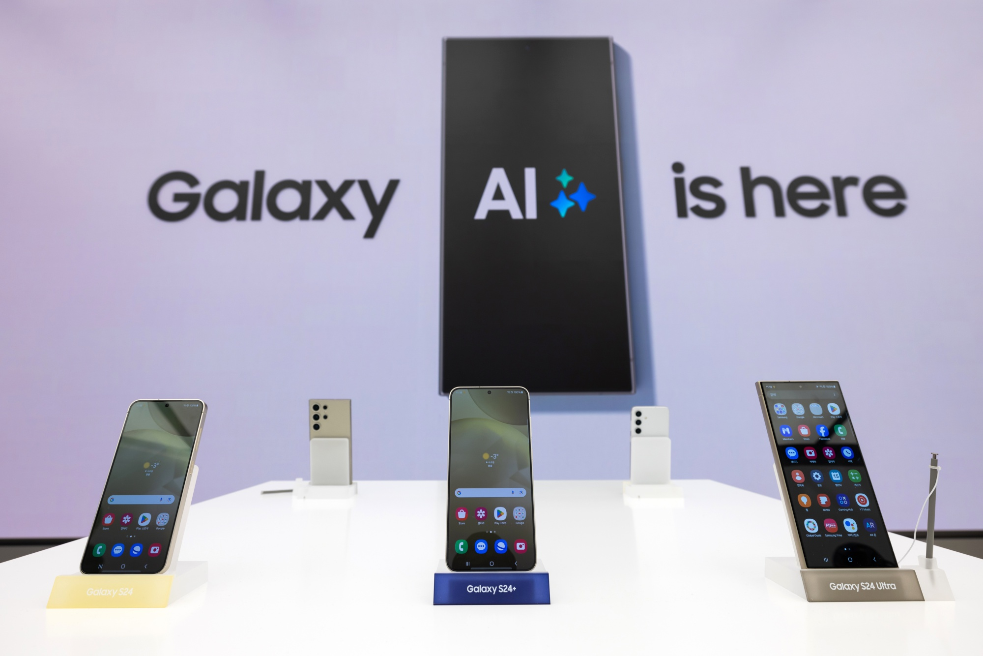 Old Samsung devices will get Galaxy AI upgrade through the One UI 6.1 update.