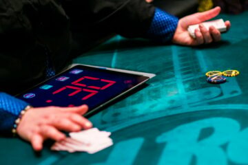 Opini: Apakah Selalu Boleh Menghubungi Jam di Turnamen Poker?