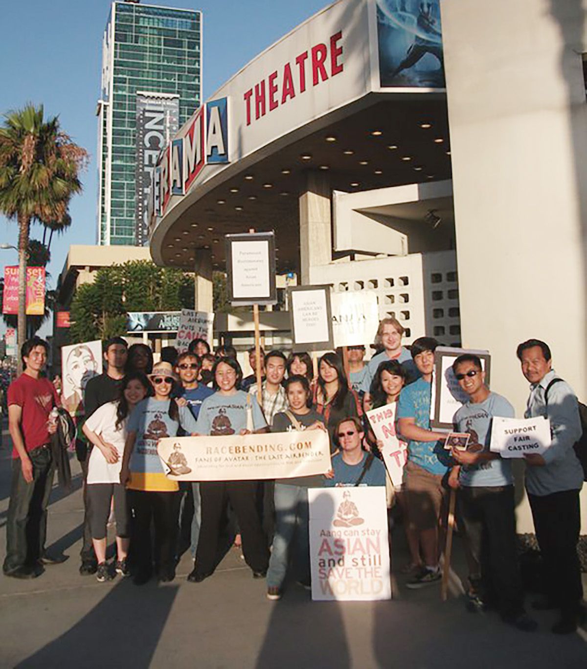 La manifestation Racebending.com devant le Cinerama à Los Angeles, en Californie, avec tout le monde brandissant des pancartes liées à Avatar
