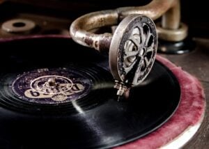 ریکارڈ لیبلز: 'ہسز اینڈ کریکلز' پرانے ریکارڈز کو کاپی کرنے اور ڈیجیٹائز کرنے کا کوئی لائسنس نہیں ہے۔