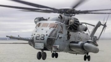 Busca em andamento por cinco fuzileiros navais dos EUA a bordo do helicóptero CH-53E acidentado