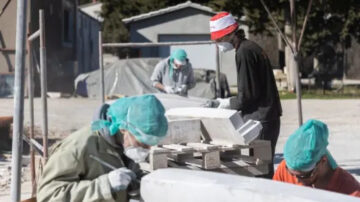 Kleine Kroatische stad bouwt stenen Mercedes ter ere van arbeidsmigranten - Autoblog