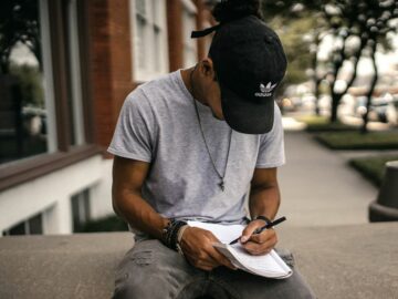 Studie: Schreiben mit der Hand führt zu einer besseren Gehirnkonnektivität