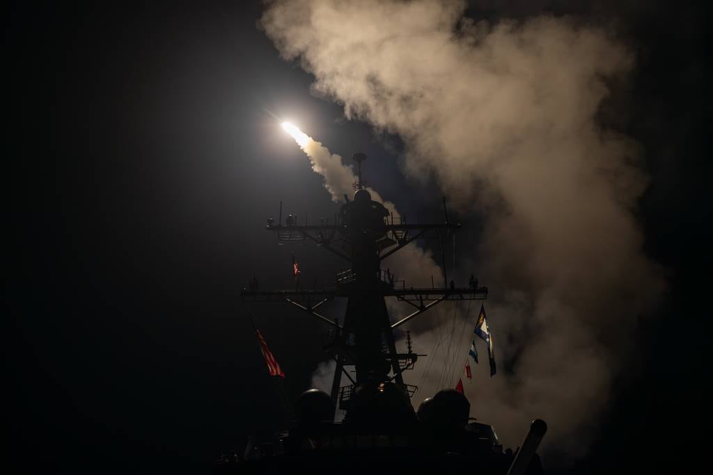 आपूर्तिकर्ता बाधाओं से हथियारों का भंडार बढ़ाने के अमेरिकी नौसेना के प्रयास को खतरा है