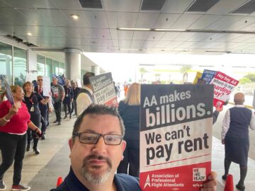 Miles de azafatas hacen piquetes frente a treinta aeropuertos para exigir aumentos salariales y contratos justos