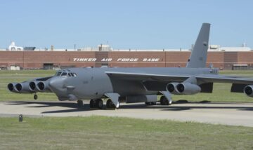 廷克空军基地准备进行 B-52 升级并进行发动机测试