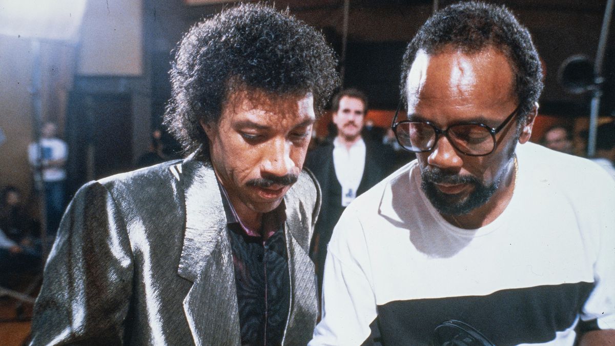 Lionel Richie và Quincy Jones đang xem bản nhạc cho “We Are the World” trong phim tài liệu The Greatest Night in Pop