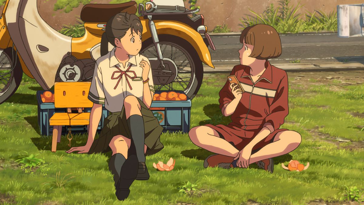 Suzume, trong bộ đồng phục học sinh, đang ăn trái cây bên vệ đường nông thôn với Chika, trong bộ đồng phục thể dục.