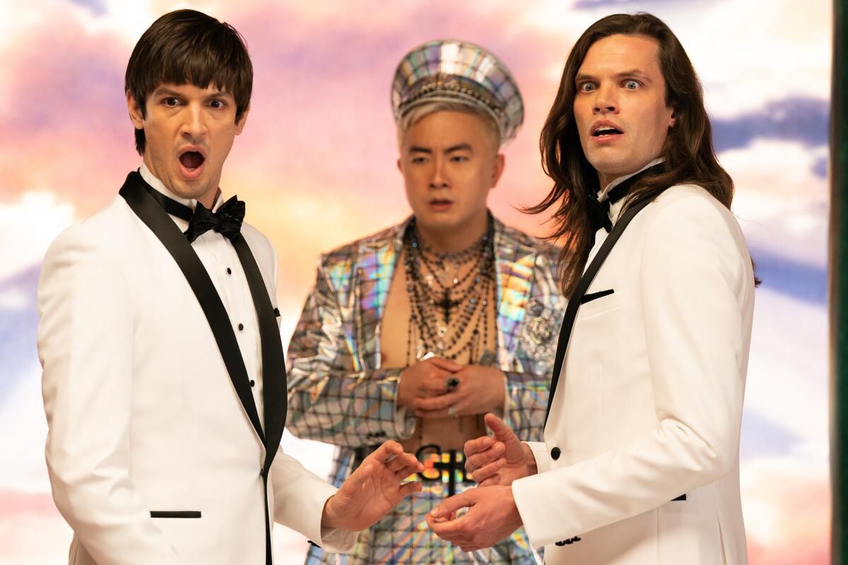 (LR) Josh Sharp, Bowen Yang và Aaron Jackson trong Dicks: The Musical.